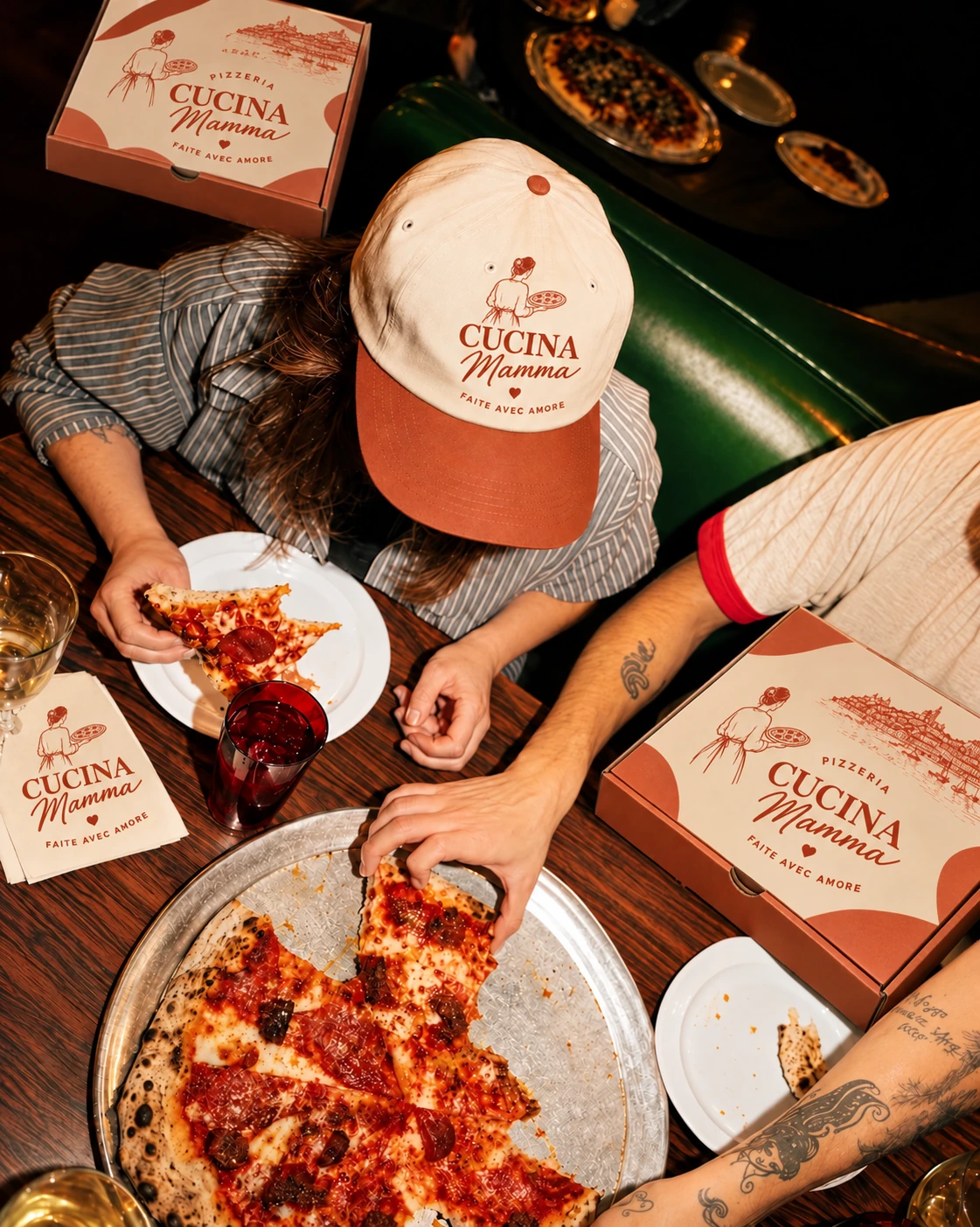 Carton Cucina Mamma et pizza partagée autour de la table