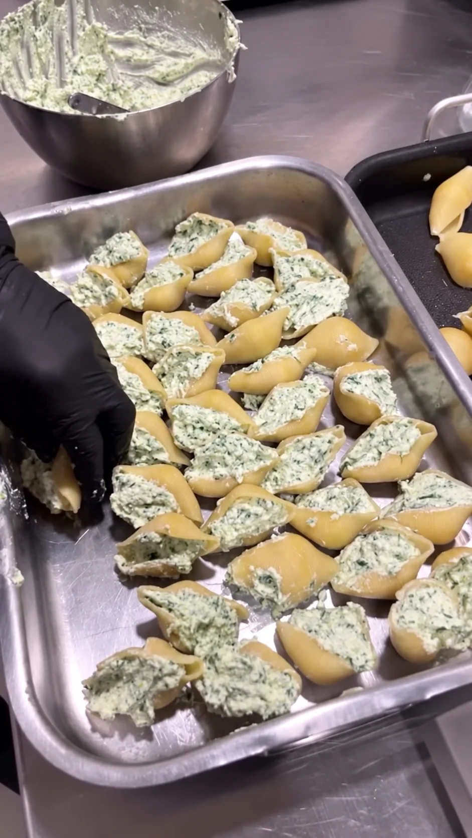 Conchiglioni ricotta et épinards en préparation chez Cucina Mamma