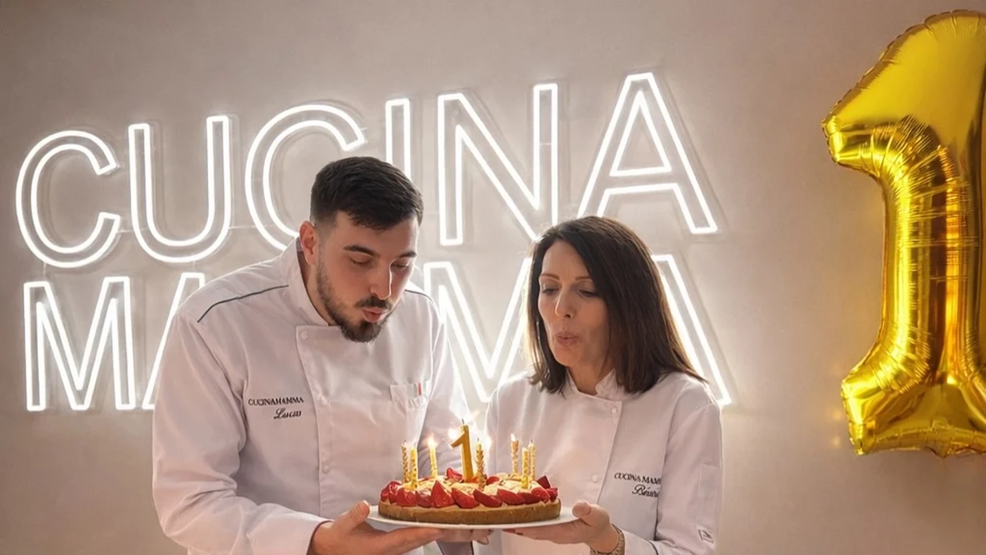 Lucas et sa mère soufflent ensemble les bougies du premier anniversaire de Cucina Mamma