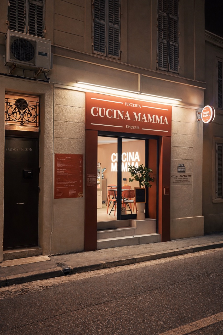 La devanture de Cucina Mamma à Marseille, éclairée le soir