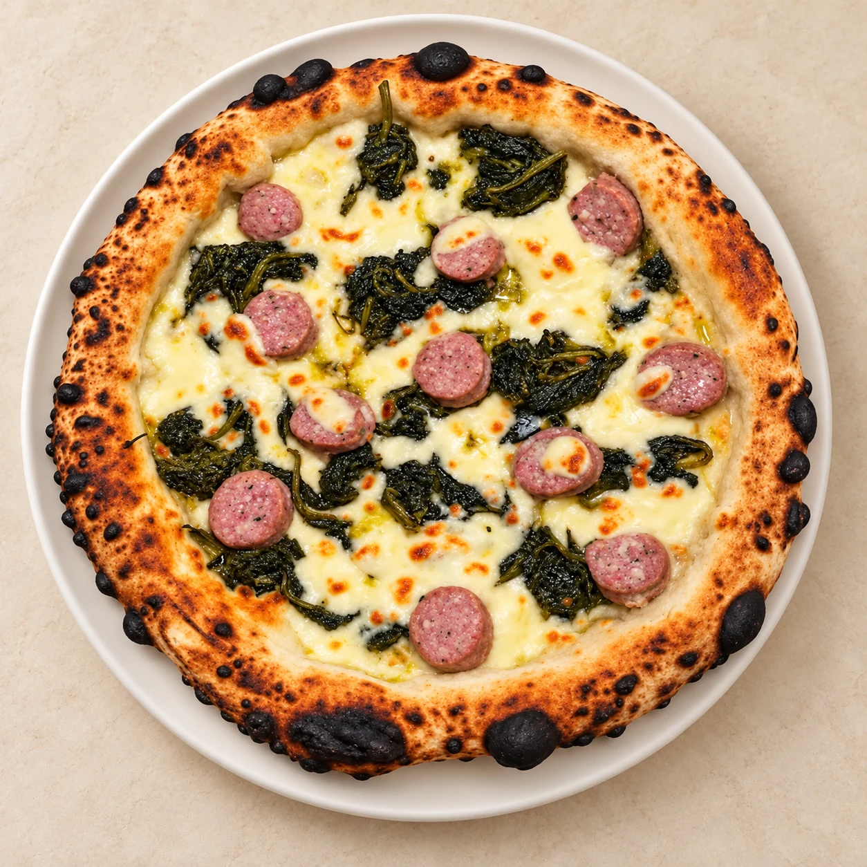 La Salsiccia e Friarielli — pizza du restaurant sur fond beige